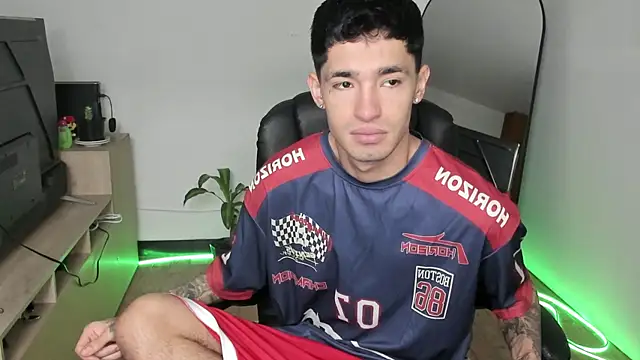 Snapshot of Damon__333 chatting on 12/18/25, 08:37 Damon 333 online show from 12/18/25, 08:37