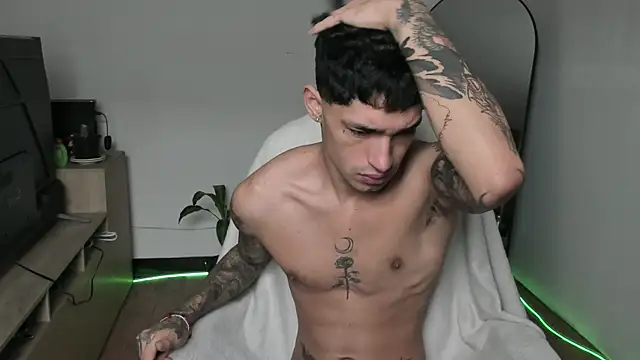 Snapshot of Damon__333 chatting on 12/20/25, 04:58 Damon 333 online show from 12/20/25, 04:58