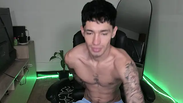 Snapshot of Damon__333 chatting on 12/21/25, 10:39 Damon 333 online show from 12/21/25, 10:39