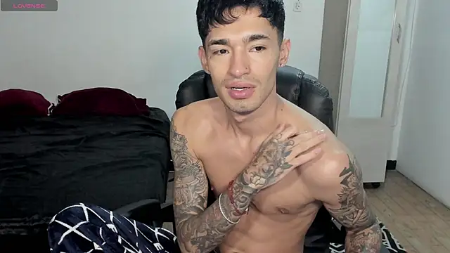 Snapshot of Damon__333 chatting on 02/16/26, 01:02 Damon 333 online show from 02/16/26, 01:02