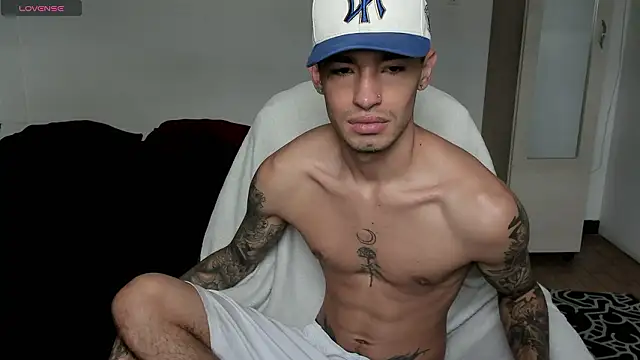 Snapshot of Damon__333 chatting on 02/19/26, 04:14 Damon 333 online show from 02/19/26, 04:14