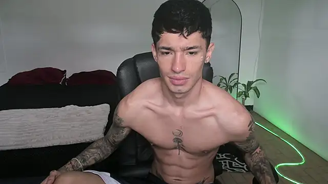 Snapshot of Damon__333 chatting on 04/11/26, 04:22 Damon 333 online show from 04/11/26, 04:22