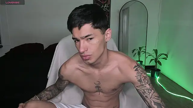 Snapshot of Damon__333 chatting on 04/15/26, 03:30 Damon 333 online show from 04/15/26, 03:30