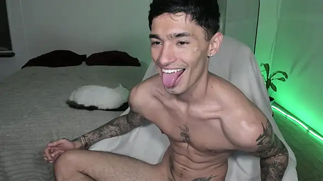 Snapshot of Damon__333 chatting on 04/16/26, 03:18 Damon 333 online show from 04/16/26, 03:18