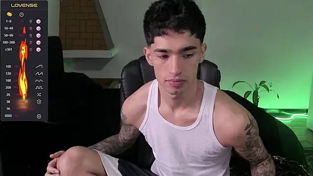 Snapshot of Damon__333 chatting on 07/11/26, 11:13 Damon 333 online show from 07/11/26, 11:13