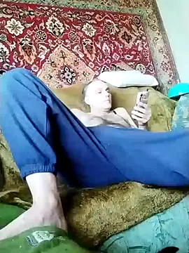 Snapshot of Pineapple04 chatting on 01/04/25, 12:27 Pineapple04 online show from 01/04/25, 12:27