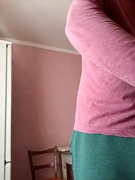 Snapshot of Pineapple04 chatting on 10/21/25, 11:22 Pineapple04 online show from 10/21/25, 11:22