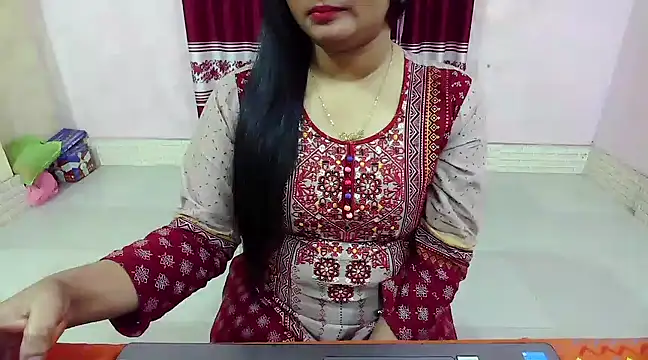 Snapshot of LovelyRose69 chatting on 01/05/25, 03:34 LovelyRose69 online show from 01/05/25, 03:34