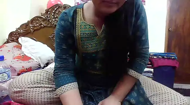 Snapshot of LovelyRose69 chatting on 03/14/25, 04:51 LovelyRose69 online show from 03/14/25, 04:51