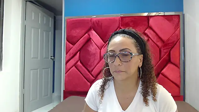 EvaMills1 online show from 02/12/25, 07:45