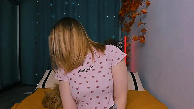 Snapshot of InsatiableFoxX chatting on 09/30/25, 05:51 InsatiableFoxX online show from 09/30/25, 05:51