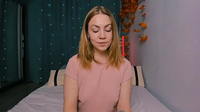 Snapshot of InsatiableFoxX chatting on 10/23/25, 07:01 InsatiableFoxX online show from 10/23/25, 07:01