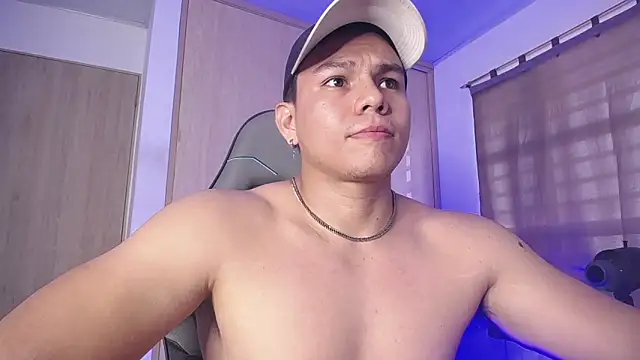 Snapshot of RoyConstance chatting on 03/08/25, 10:13 RoyConstance online show from 03/08/25, 10:13