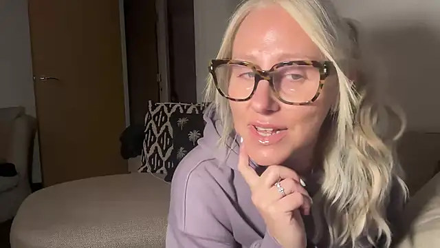 Snapshot of MelodyCollinsUk chatting on 03/02/25, 05:47 MelodyCollinsUk online show from 03/02/25, 05:47