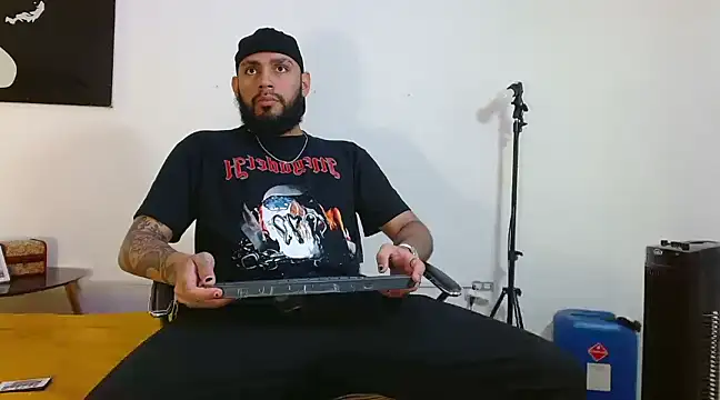 Snapshot of samir_music chatting on 12/17/24, 03:49 samir music online show from 12/17/24, 03:49