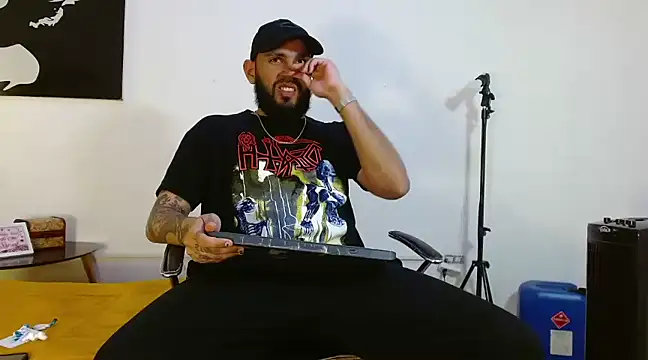 Snapshot of samir_music chatting on 12/18/24, 03:55 samir music online show from 12/18/24, 03:55