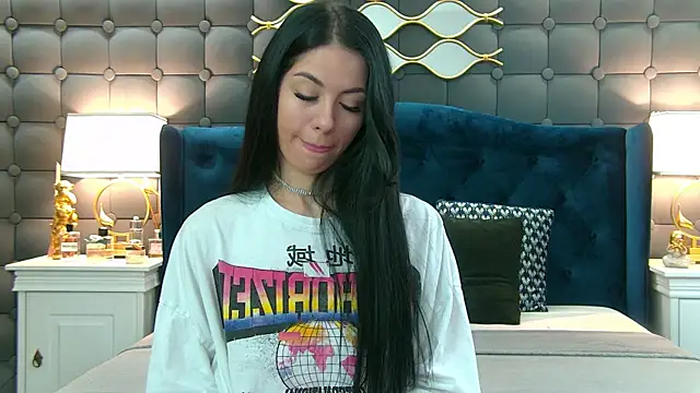 Snapshot of LeyaCass chatting on 01/05/25, 04:25 LeyaCass online show from 01/05/25, 04:25