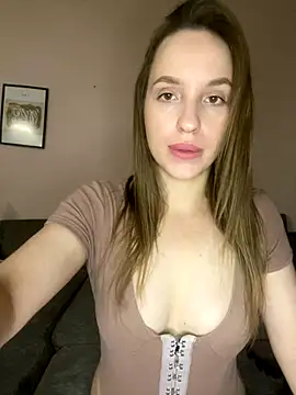 Snapshot of EdnaBradley chatting on 09/17/25, 01:46 EdnaBradley online show from 09/17/25, 01:46