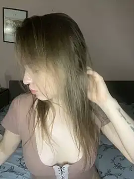 Snapshot of EdnaBradley chatting on 10/14/25, 02:51 EdnaBradley online show from 10/14/25, 02:51