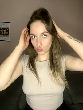 Snapshot of EdnaBradley chatting on 10/18/25, 02:40 EdnaBradley online show from 10/18/25, 02:40