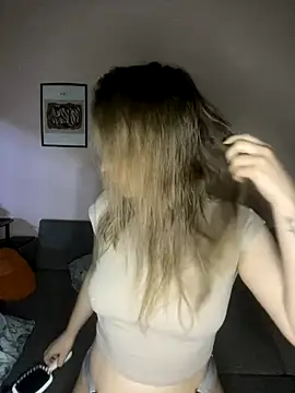 Snapshot of EdnaBradley chatting on 11/24/25, 02:17 EdnaBradley online show from 11/24/25, 02:17