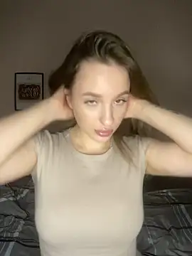 Snapshot of EdnaBradley chatting on 12/17/25, 02:01 EdnaBradley online show from 12/17/25, 02:01