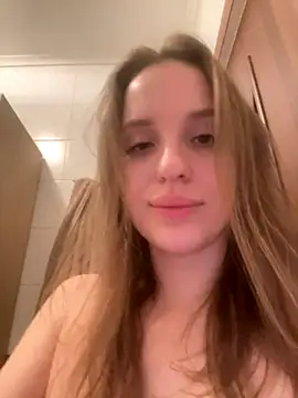 Snapshot of EdnaBradley chatting on 12/18/25, 02:06 EdnaBradley online show from 12/18/25, 02:06