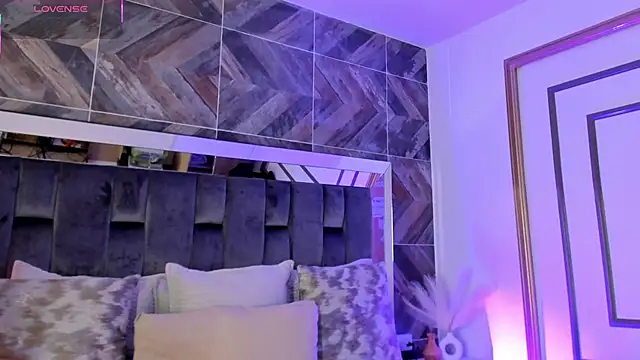 TaniaSmith1 online show from 11/24/25, 11:15