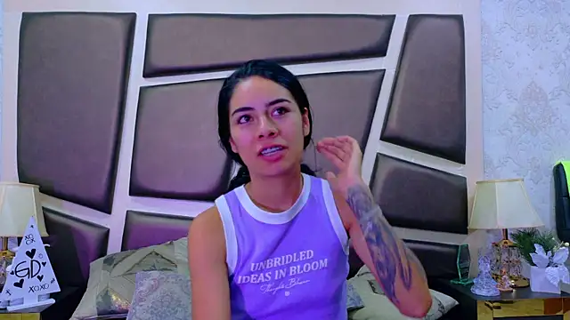 Snapshot of NicoleEsposito chatting on 05/08/26, 12:43 NicoleEsposito online show from 05/08/26, 12:43
