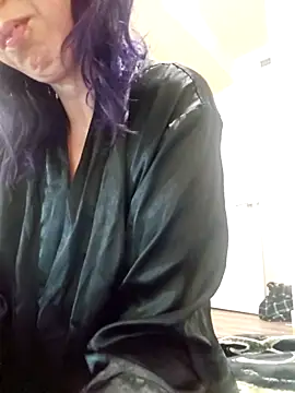 Snapshot of erinSmiles chatting on 10/29/25, 01:02 erinSmiles online show from 10/29/25, 01:02