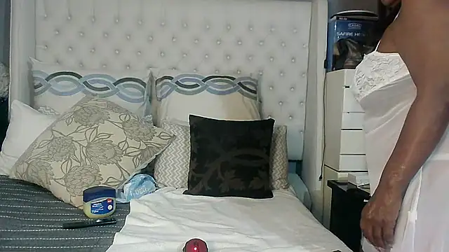 Snapshot of Carocurvy chatting on 04/15/26, 04:25 Carocurvy online show from 04/15/26, 04:25