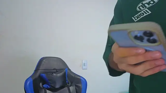 Snapshot of Demitryo chatting on 10/15/25, 03:39 Demitryo online show from 10/15/25, 03:39