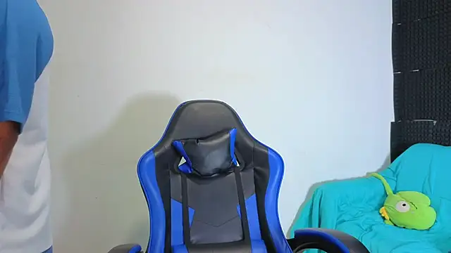 Snapshot of Demitryo chatting on 10/24/25, 03:25 Demitryo online show from 10/24/25, 03:25