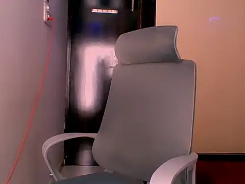 Snapshot of Nicole-wallace chatting on 04/13/26, 05:29 Nicole-wallace online show from 04/13/26, 05:29