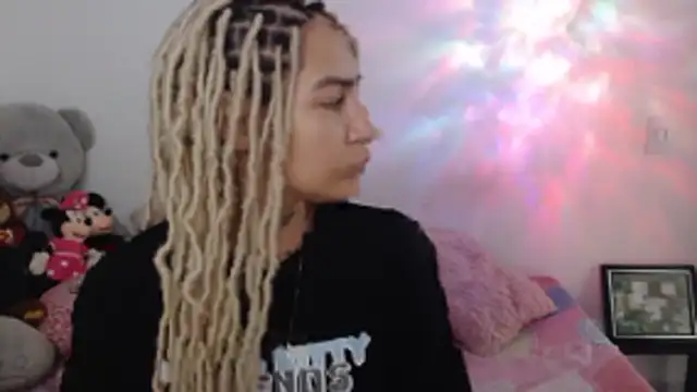 Snapshot of mandy_berrys chatting on 10/21/25, 02:12 mandy berrys online show from 10/21/25, 02:12