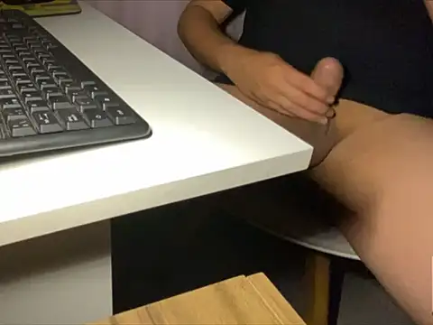 Snapshot of tomazu11 chatting on 11/03/25, 12:57 tomazu11 online show from 11/03/25, 12:57