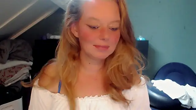 Snapshot of roxanna24 chatting on 07/07/26, 10:19 roxanna24 online show from 07/07/26, 10:19
