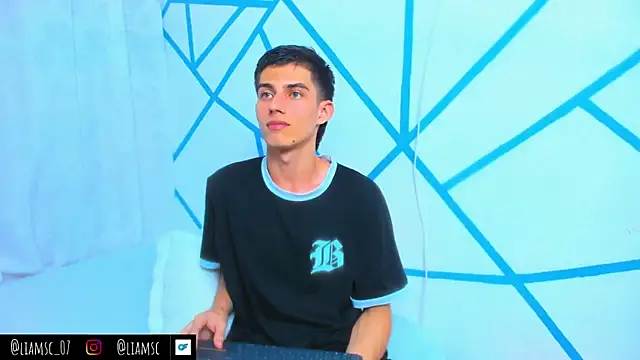 Snapshot of liam_scott77 chatting on 10/06/25, 01:58 liam scott77 online show from 10/06/25, 01:58