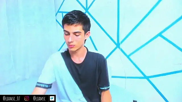 Snapshot of liam_scott77 chatting on 10/25/25, 09:42 liam scott77 online show from 10/25/25, 09:42