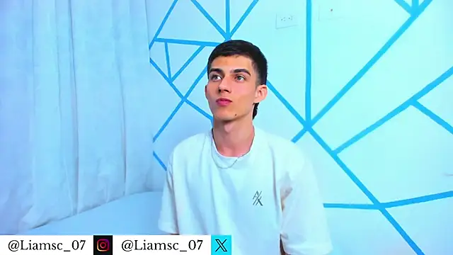 Snapshot of liam_scott77 chatting on 11/29/25, 10:02 liam scott77 online show from 11/29/25, 10:02