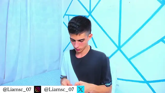 Snapshot of liam_scott77 chatting on 12/22/25, 11:24 liam scott77 online show from 12/22/25, 11:24