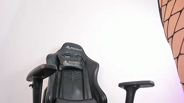 Snapshot of selena_robertss_ chatting on 10/18/25, 02:03 selena robertss  online show from 10/18/25, 02:03