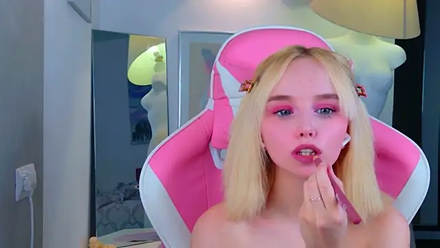 Snapshot of b4by_LoL1 chatting on 04/11/26, 12:20 b4by LoL1 online show from 04/11/26, 12:20