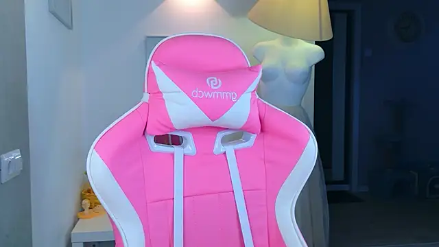 Snapshot of b4by_LoL1 chatting on 04/12/26, 06:18 b4by LoL1 online show from 04/12/26, 06:18