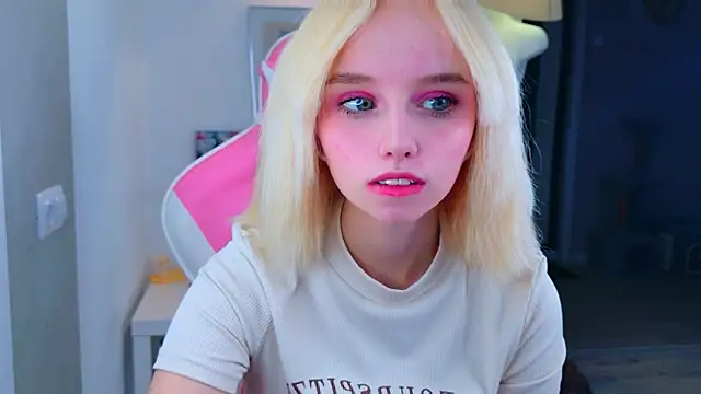 Snapshot of b4by_LoL1 chatting on 04/13/26, 09:26 b4by LoL1 online show from 04/13/26, 09:26