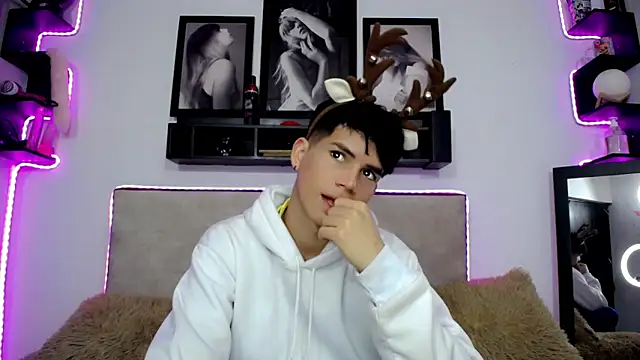 Snapshot of Tayson_Rivers chatting on 12/14/24, 11:34 Tayson Rivers online show from 12/14/24, 11:34