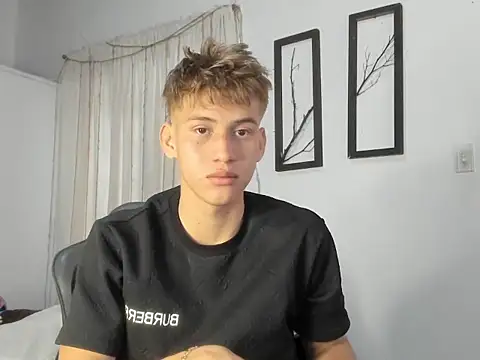 Snapshot of miguel_hz chatting on 02/27/25, 04:32 miguel hz online show from 02/27/25, 04:32