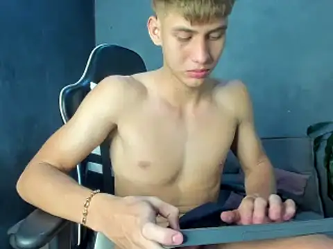 Snapshot of miguel_hz chatting on 03/02/25, 12:42 miguel hz online show from 03/02/25, 12:42