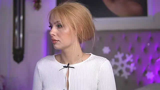 Snapshot of AdelineKing chatting on 12/23/24, 03:40 AdelineKing online show from 12/23/24, 03:40