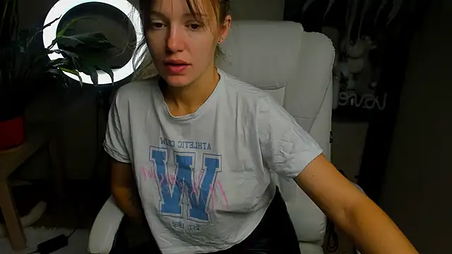 Snapshot of foxy_blond chatting on 10/25/25, 12:18 foxy blond online show from 10/25/25, 12:18